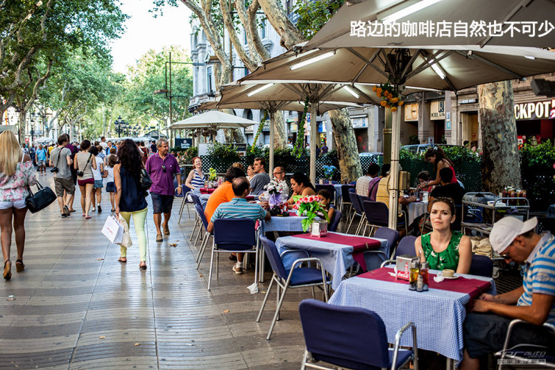 街头露天咖啡座,在巴塞罗那街头随处可见,流浪者大街这样的地方,更是