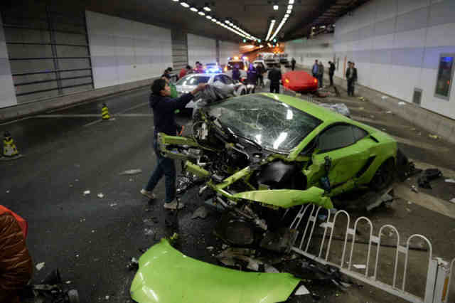 隧道飙车司机被收监 错过高考称糟透了