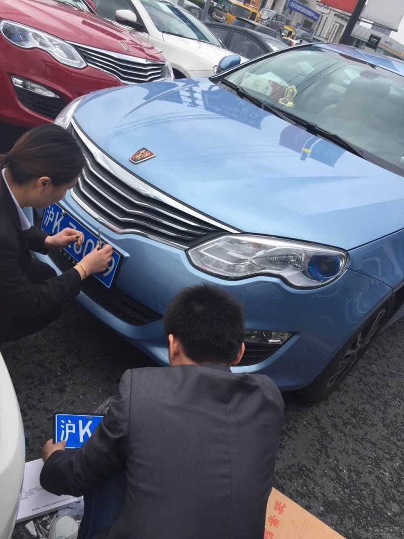 2016年首块上海新能源汽车牌照正式发放