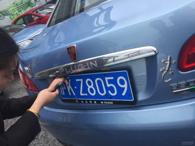2016年首块上海新能源汽车牌照正式发放