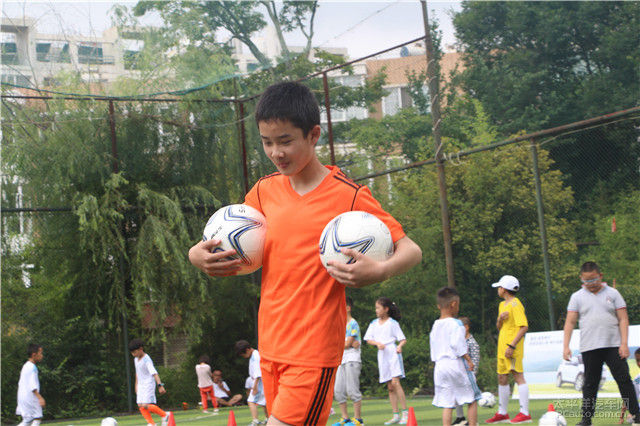 路虎西区开启发现足球小将夏至亲子训练营