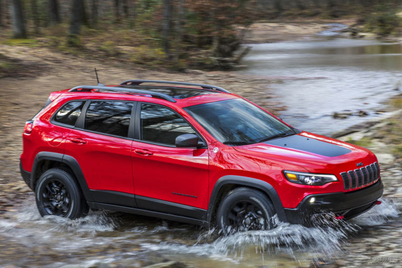 12691377_jeep_cherokee_trailhawk_85.jpg