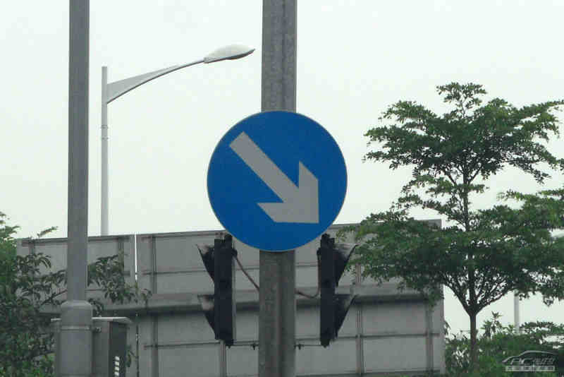 环岛行驶(左)和靠右侧道路行驶(右)指示标志